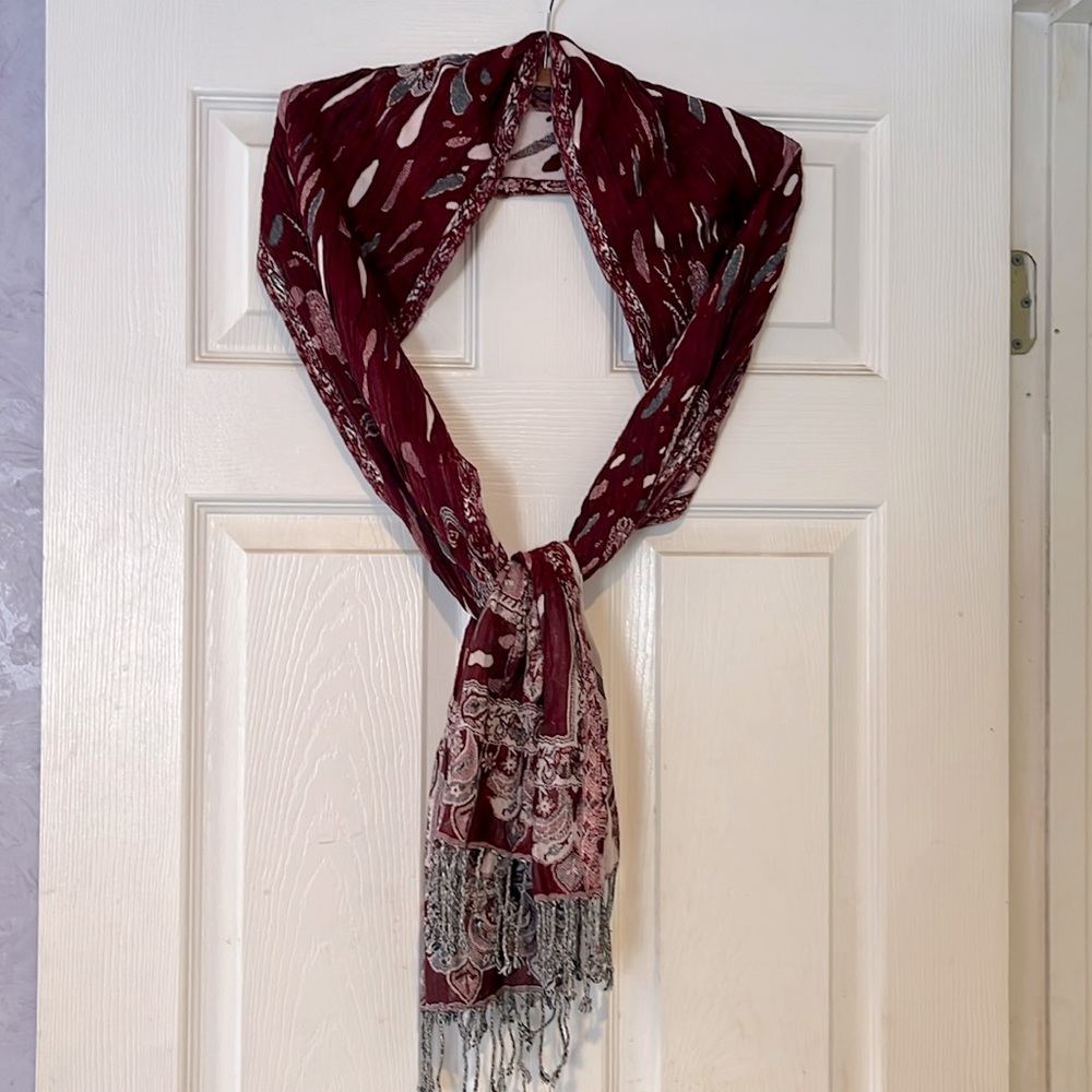 Pretty fringed scarf
